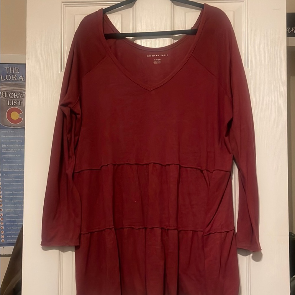 American Eagle Long Sleeve Tiered Tunic

V neck cut super lightweight.